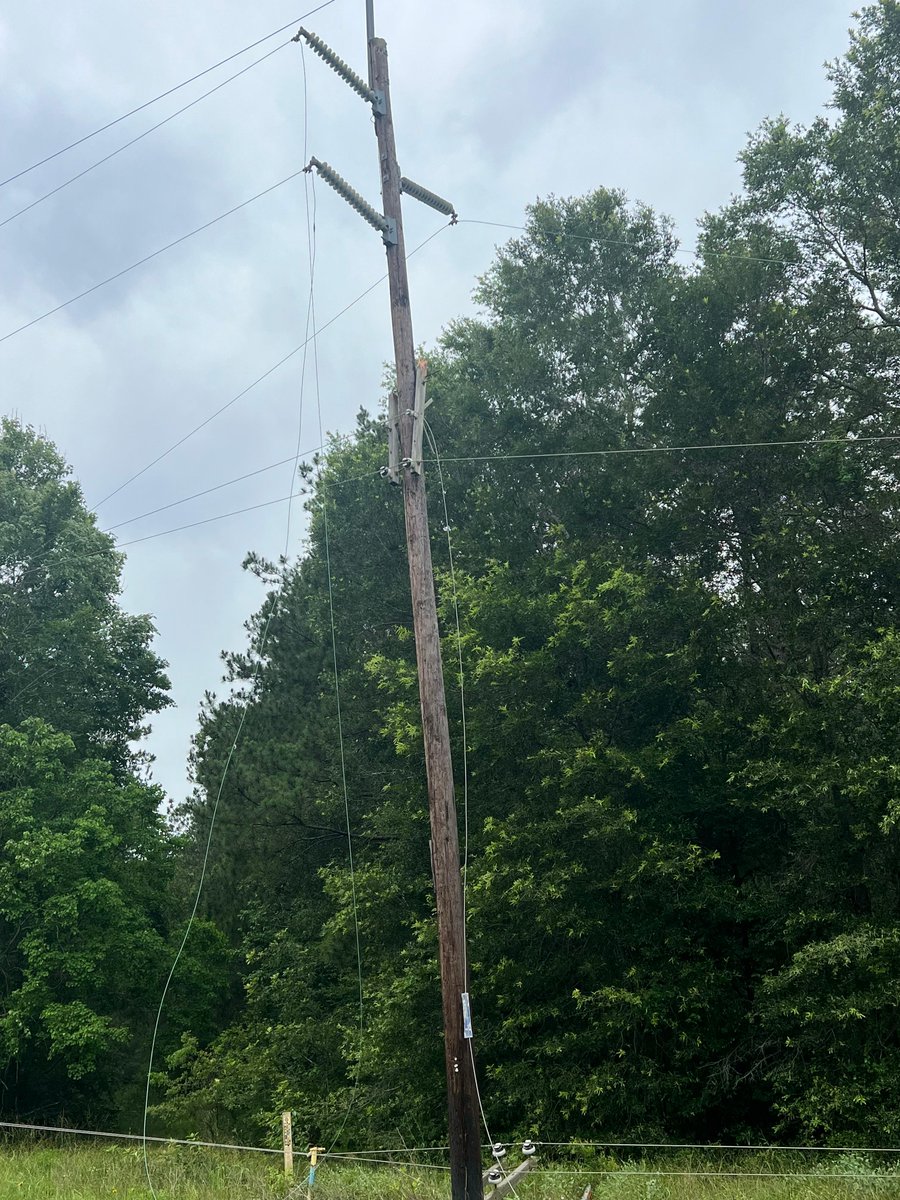 More than 900 people are assisting with restoration efforts following Thursday’s severe weather. We expect to have most of our customers restored by the end of the day. Learn more about our restoration efforts: enter.gy/6013deDid