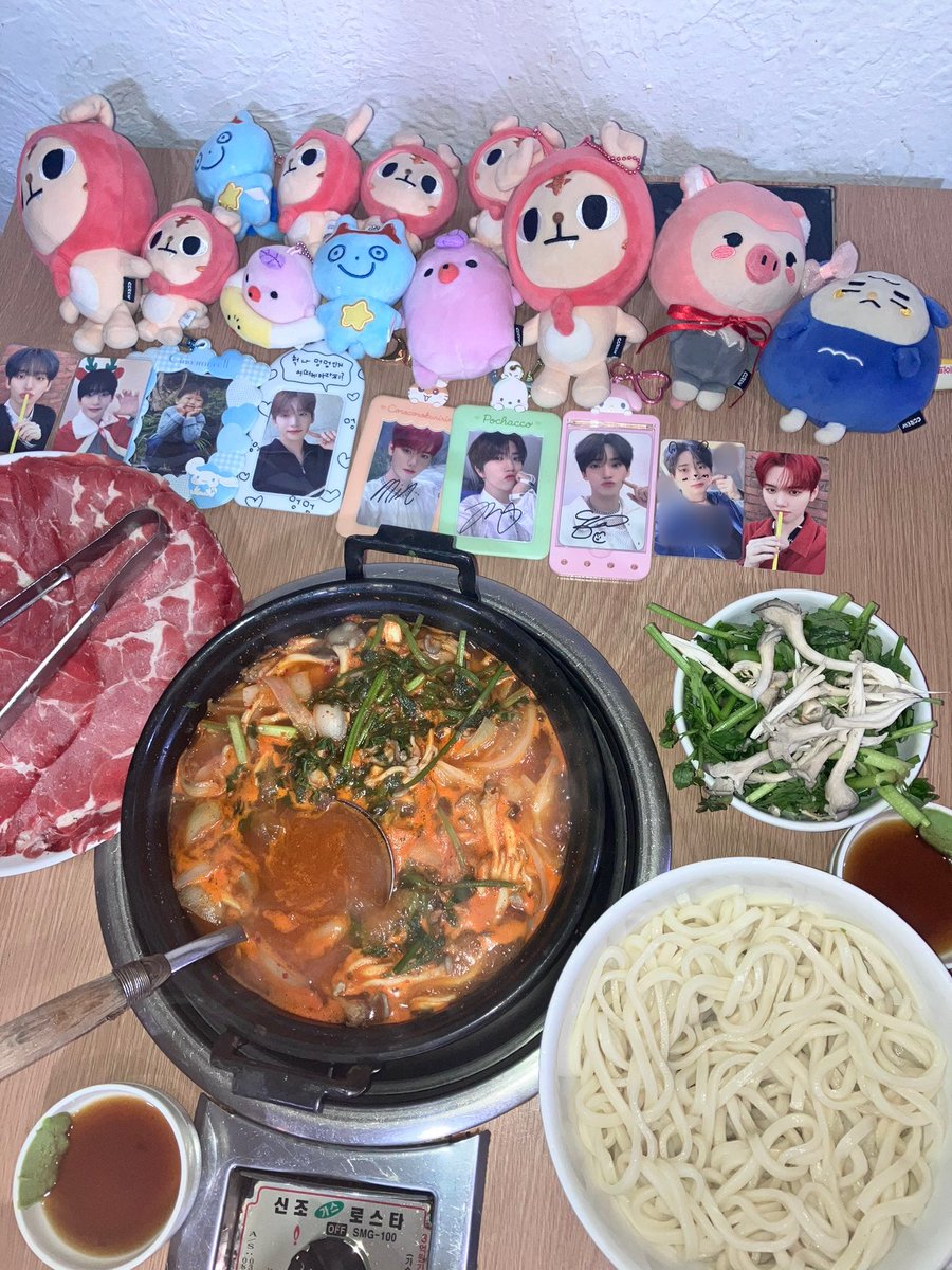 📍등촌샤브칼국수 경희대점

#크래비티_무뿌식뿌
#나_한입_세림이_세입
#정모야_맛집_뒤집자
#정모를_데구르르_굴려_한입컷
#원진아_함입만_먹어봐
#미니미니미니_강쥐는먹으면안돼용

<a href="/jungmomo_/">뽐이♡</a> <a href="/dearmyC0205/">𝚍𝚛𝚎𝚊𝚖</a> <a href="/myyourr/">아마도너</a> @hipyu917 <a href="/symini0917/">미니</a> @구프