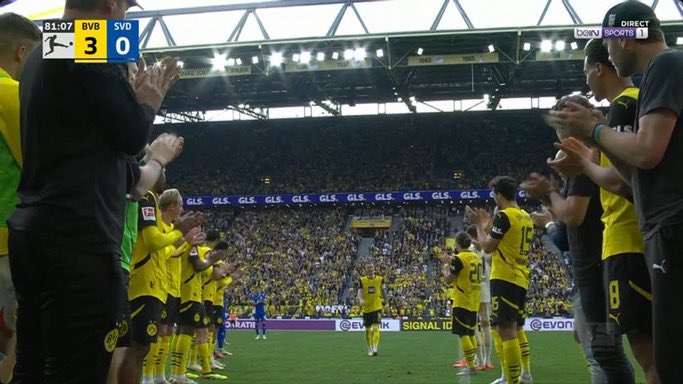 C’est fini, Marco Reus ne rejouera plus sous les couleurs du BVB au Signal Iduna Park. 😢💛🖤

Il sort sous une haie d’honneur de la part de ses coéquipiers en plein match ! 👏👏👏