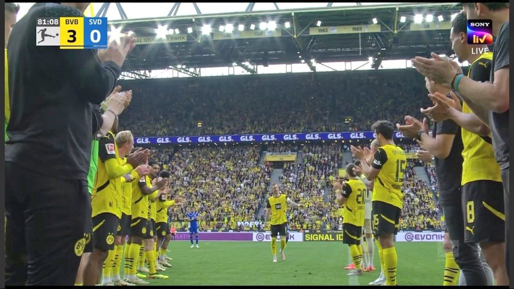 Que cena linda! 🥹

Na saída de campo, os jogadores e a comissão técnica do Borussia Dortmund fizeram um corredor para Marco Reus passar e ser homenageado por todos. ✨️