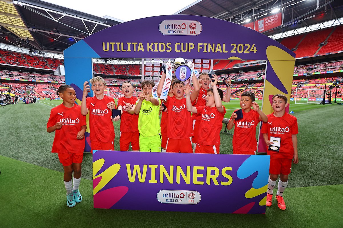 🏆 Congratulations to @CTFCofficial, represented by Longlevens Junior School, on winning the Utilita Kids Cup! 👏 Read more ➡️ efl.com/news/2024/may/… #EFL | @UtilitaFootball