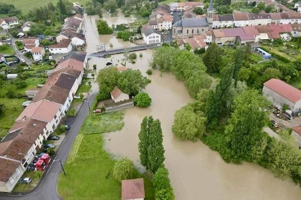 Inondations : 'un mois de pluie en 24 heures', la Moselle reste en vigilance rouge aux crues france3-regions.francetvinfo.fr/grand-est/mose…