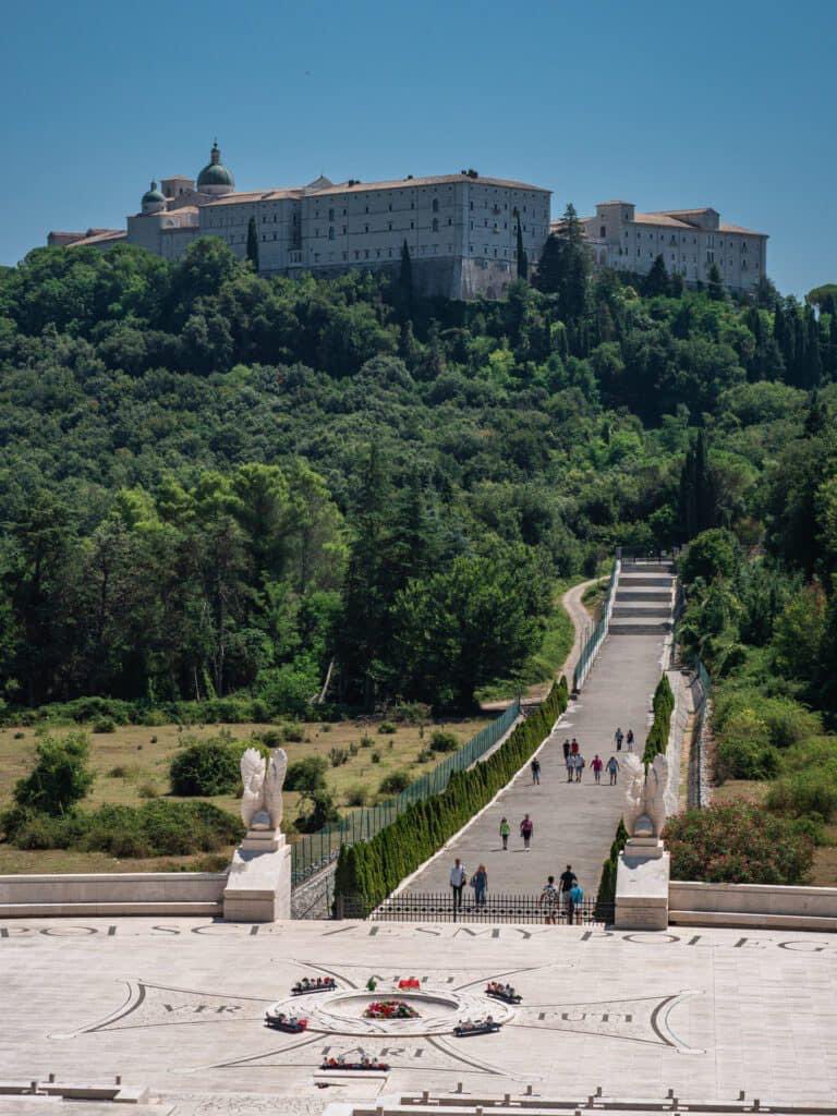 As we remember the heroes of the Battle of #MonteCassino today, on the 80th anniversary, let us remember the women as well as the men who served in that frontline.
A short thread 🧵🪡 1/7