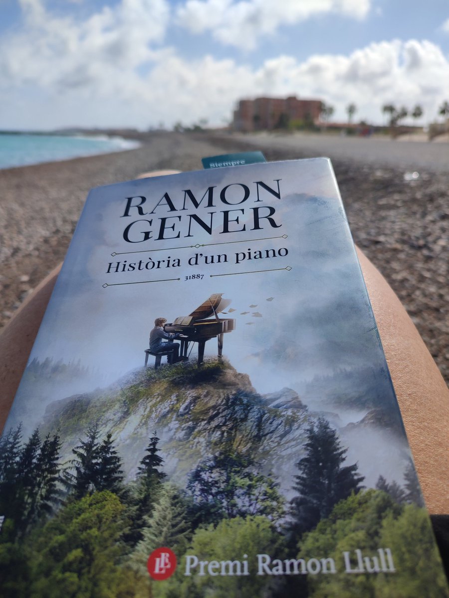 Comencem les lectures a vora mar #mardenules @ramongener @columnaedicions Història d'un piano Premi Ramón Llull 💯