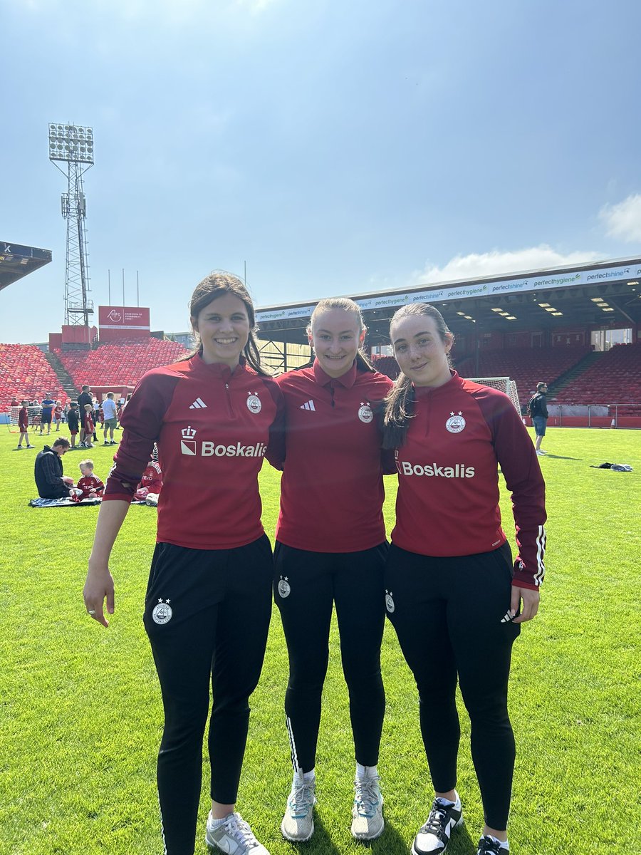 Thank you to @AberdeenWomen players for coming along to #PicnicatPittodrie 🔴