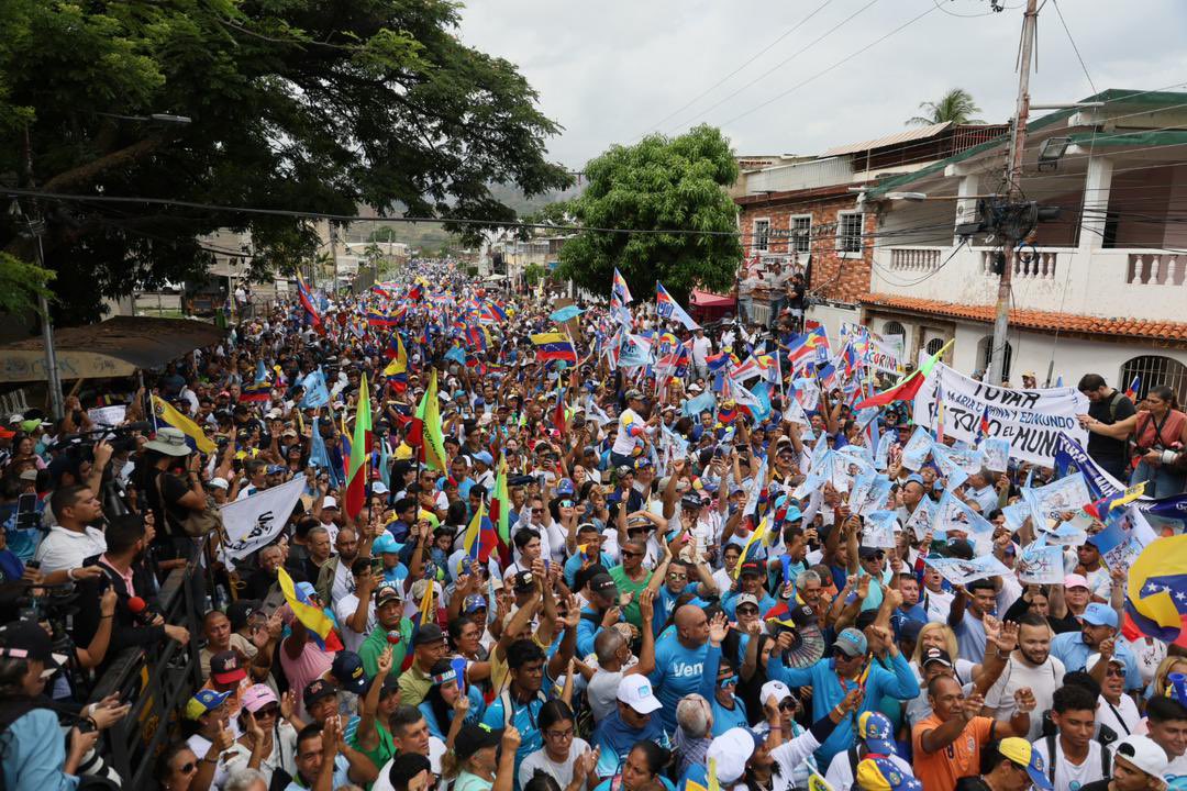 #18May 🗣️ 'EDMUNDO PA´ TODO EL MUNDO' #EnFotos Así se encuentra el pueblo de La Victoria, en estado Aragua, a la espera del candidato de la Plataforma Unitaria (@unidadvenezuela) junto a María Corina Machado (@MariaCorinaYA) 📸: @ConVzlaComando