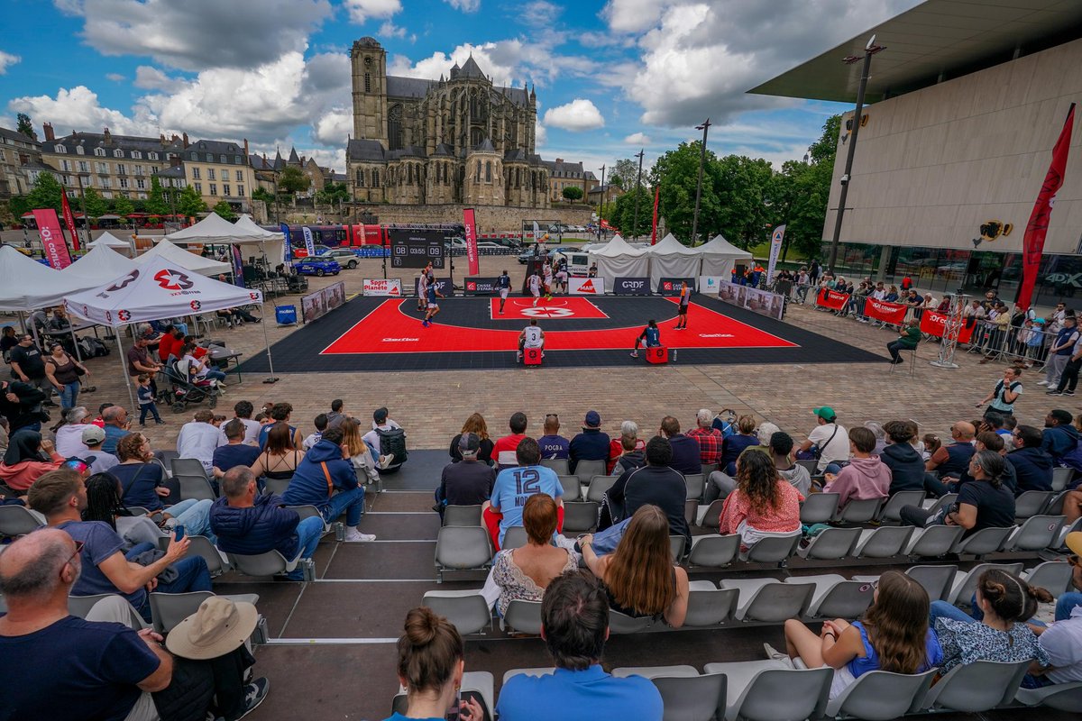 Le parvis des Jacobins accueille ce week-end deux tournois de basket 3x3 🏀🔥​😍 Un événement gratuit auquel le public peut assister depuis une tribune spécialement aménagée à cet effet, aux abords du théâtre des Quinconces. Les rencontres se déroulent du 18 au 20 mai 🗓