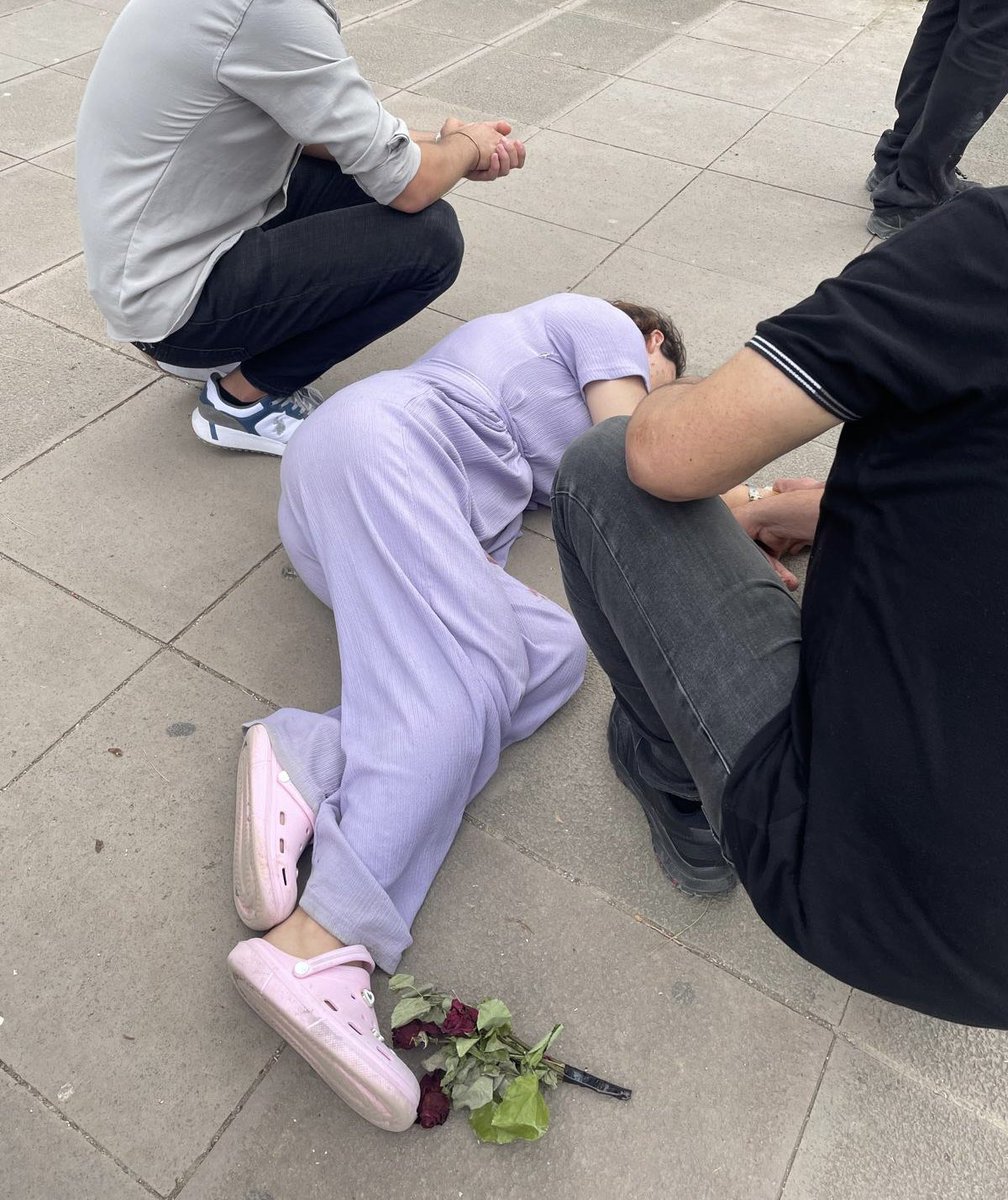 İskenderun’da genç kadın kendine zarar verdi. Edinilen bilgilere göre Atatürk caddesi üzerinde genç bir kadının yerde sürünerek hareket etmeye çalıştığını fark edenler durumu sağlık ve polis ekiplerini bildirdi. Yaralı kadın hastaneye kaldırıldı