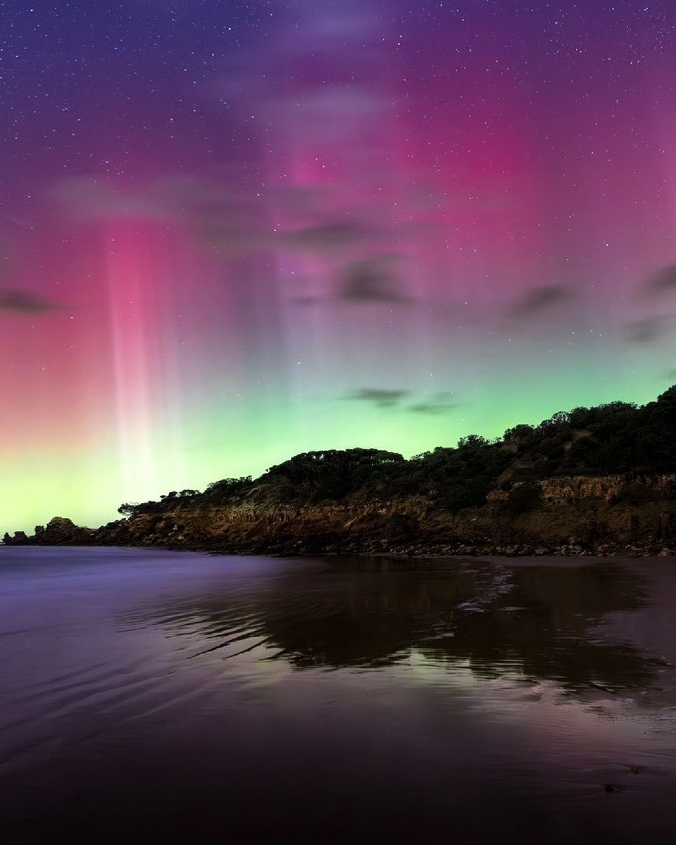 Los cielos de Australia se llenaron de colores desde Tasmania hasta el Northern Territory con la Aurora Australis 🤩 ¿Sabían que en Australia se pueden ver auroras? ✨ Aunque este fue un fenómeno especial, las auroras de pueden ver durante el invierno en Tasmania 🇦🇺