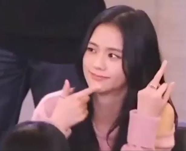 El fandom deberia llamarse “BLIND” en lugar de “BLINK”,  porque cuando otra integrante habla de proyectos musicales, son en solitario pero si JISOO lo hace, ¿Siempre hablan de ello como un comeback grupal? ¿Están pendejos o que les sucede? 

JISOO HABLÓ DE TEÑIRSE EL CABELLO PARA