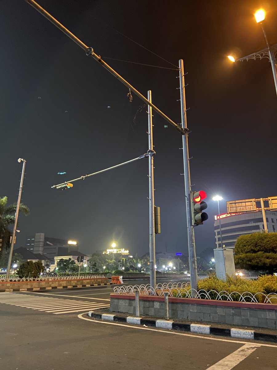 Kalau nunggu lampu merah tugu muda rasanya pen ngamen dulu 😖