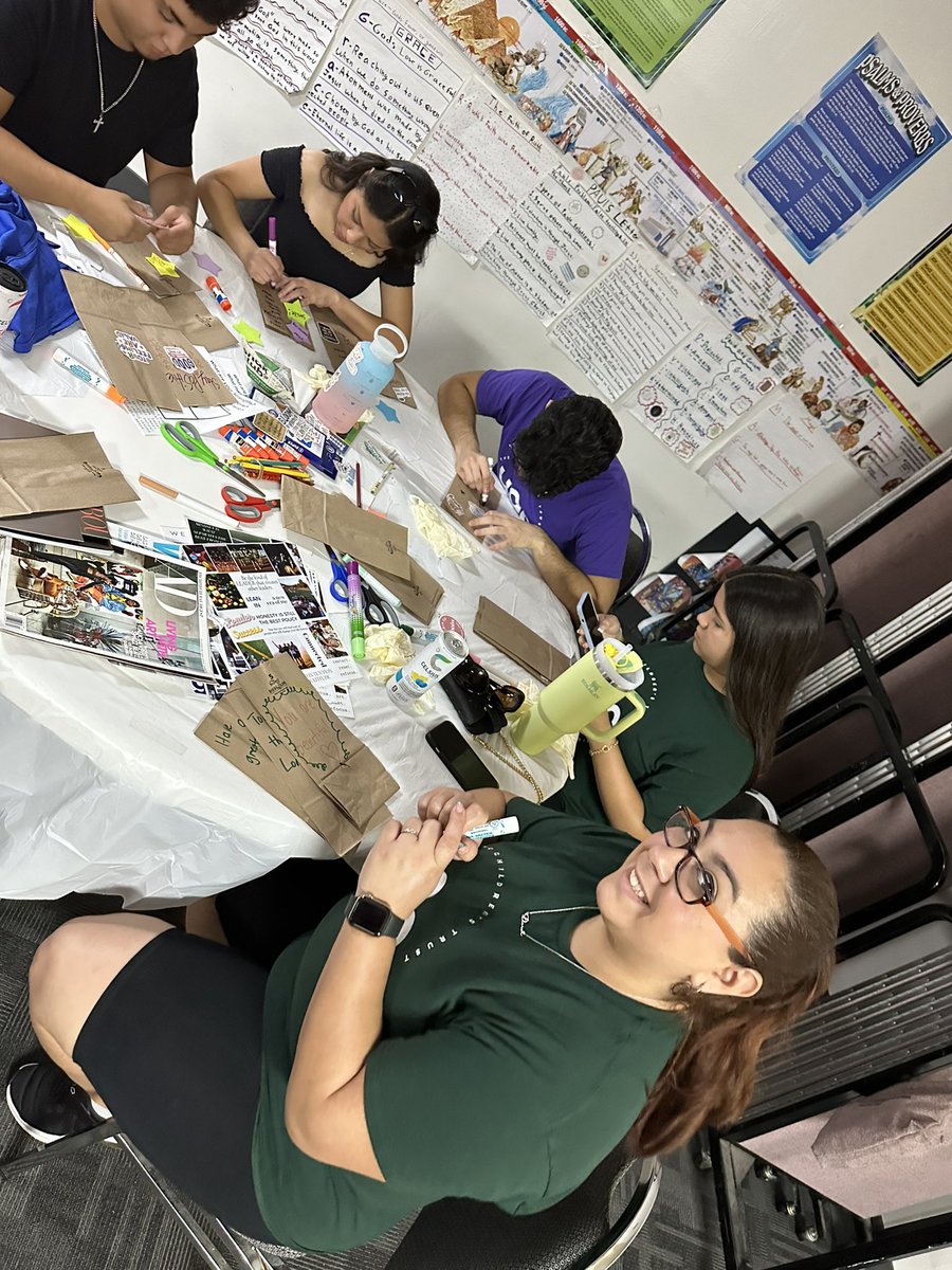RidgeInteracts's tweet image. Spartan Interact & Key Club Members Greater AME Bethel Church supporting the homeless outreach prog as members of our local @childrenstrust #YouthAdvisoryCommittee making meals and creating messages of hope! #TeenLeadership #TeenServiceLearning #SpartanService2024