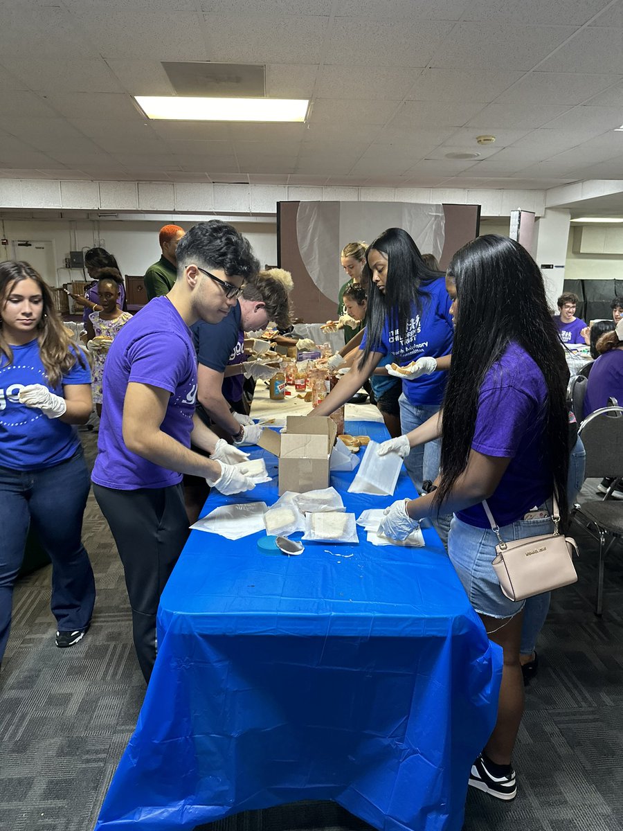 RidgeInteracts's tweet image. Spartan Interact & Key Club Members Greater AME Bethel Church supporting the homeless outreach prog as members of our local @childrenstrust #YouthAdvisoryCommittee making meals and creating messages of hope! #TeenLeadership #TeenServiceLearning #SpartanService2024