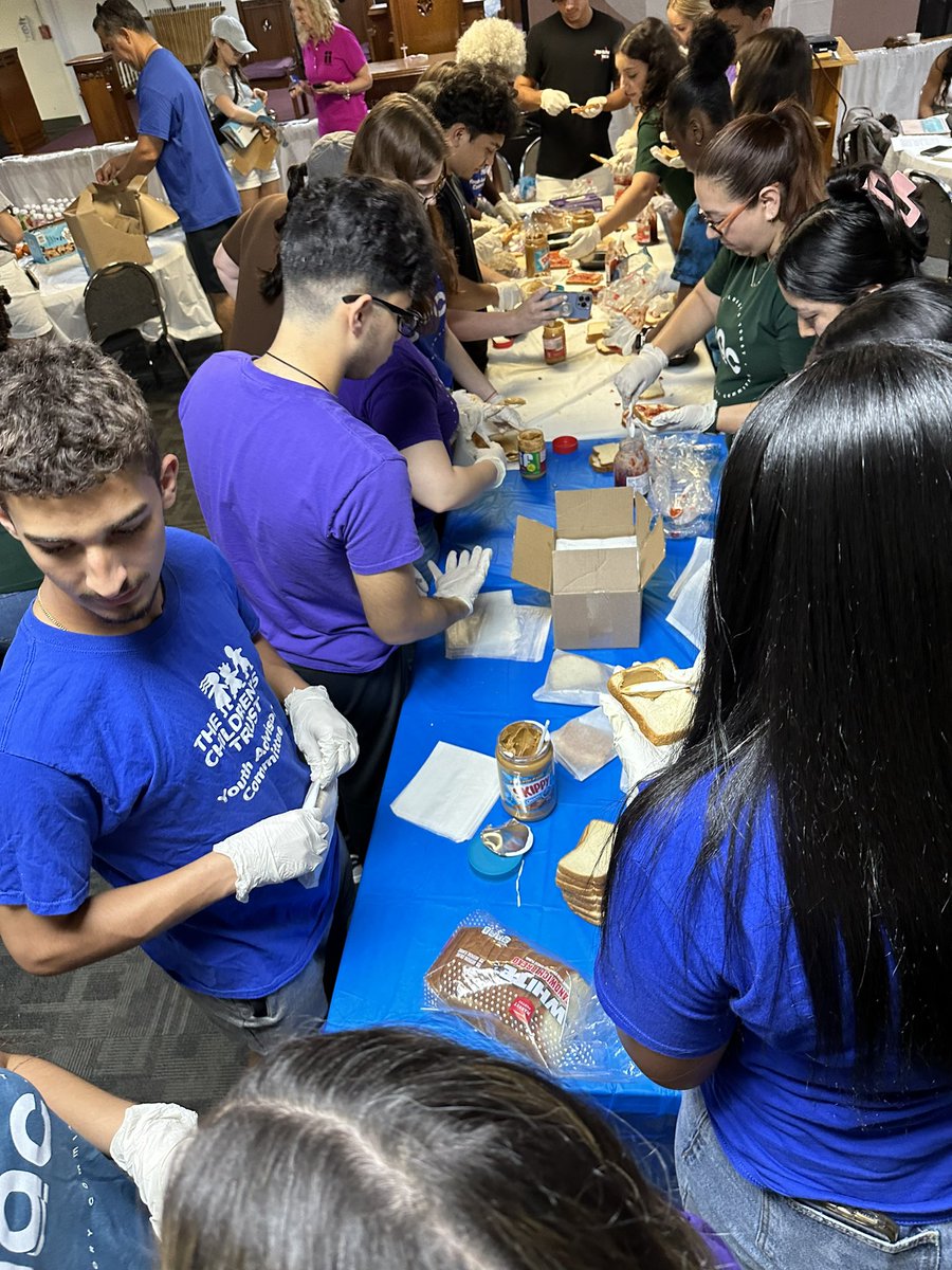 RidgeInteracts's tweet image. Spartan Interact & Key Club Members Greater AME Bethel Church supporting the homeless outreach prog as members of our local @childrenstrust #YouthAdvisoryCommittee making meals and creating messages of hope! #TeenLeadership #TeenServiceLearning #SpartanService2024