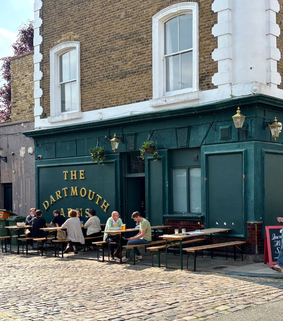 An atmospheric place to have an outside pint. #dartmoutharms #kentishtown #londonpubs #pub