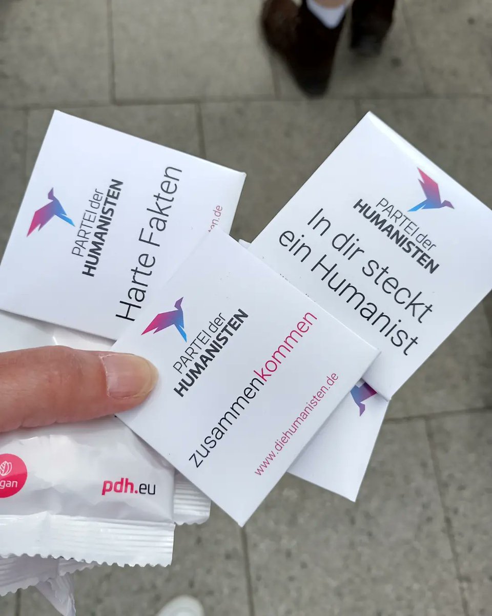 KnupferEva's tweet image. CSD Hannover 🏳️‍🌈🥳 danke an Hendrik und Rainer die uns in Hannover unterstützt haben.
Und danke an @VoltDeutschland für die netten Gespräche am Stand und während der Parade!