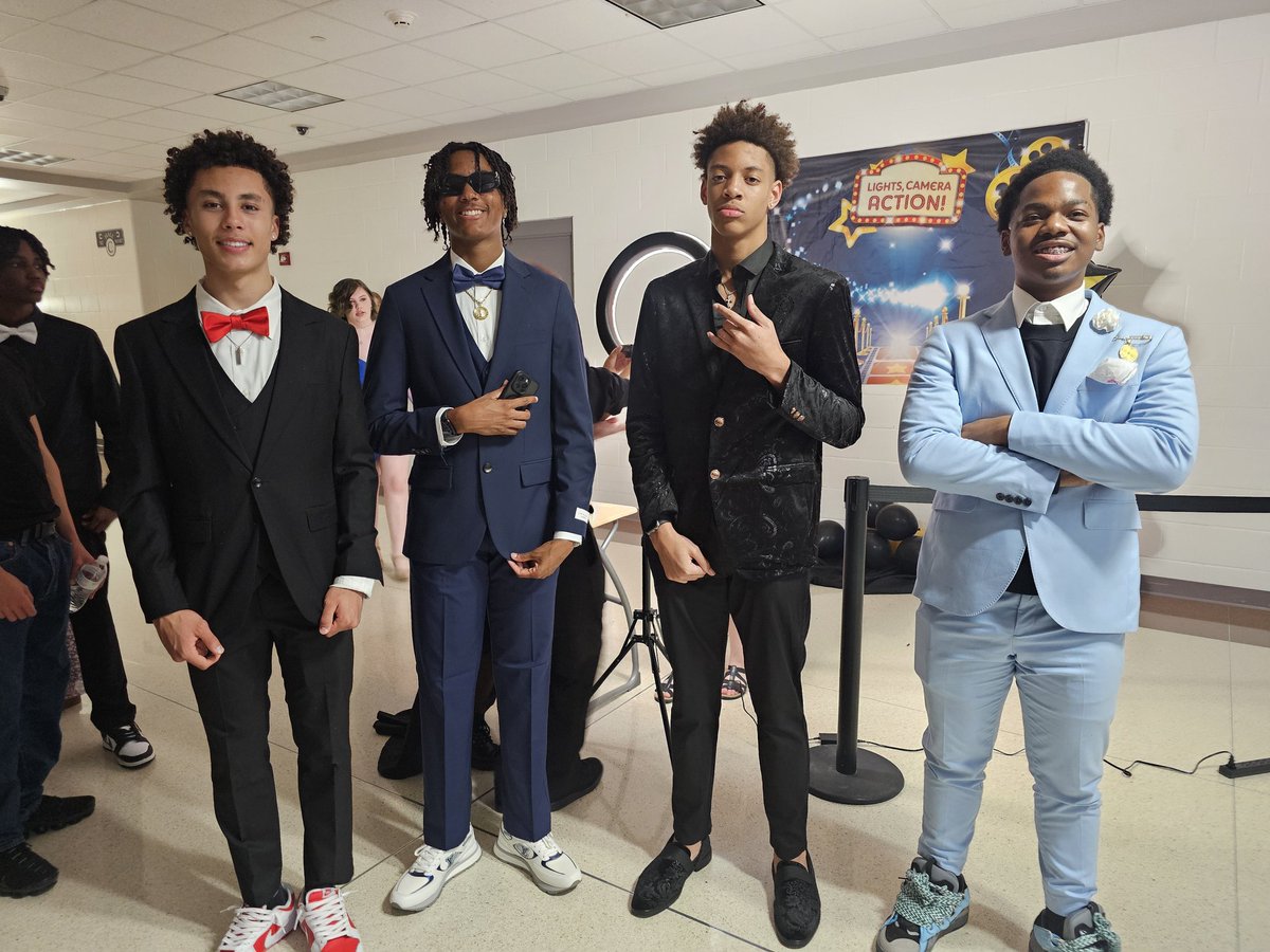 educatorerickag's tweet photo. A time was had at BDNGC's Freshman Farewell! The kids looked amazing! #wearewayne @BenDavisNGC @KeshiaBell16 @daday74 #NGCPride https://t.co/CpLJKp6SJm