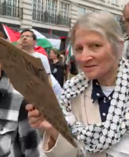 MPSWestminster's tweet photo. We seek to identify and locate this woman – we believe she may have info to assist with our enquiries.

She was seen in the vicinity of Regents Street at approximately 2pm today, heading towards Whitehall.

If you see her or know who she is please speak to an officer or call 101. https://t.co/MqSYz6VOA8