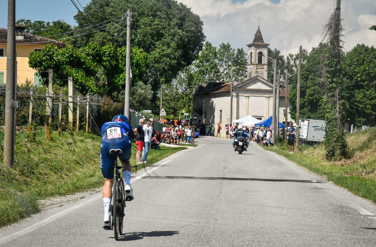 Enzo Paleni termine 33e du chrono de Desenzanzo del Garda. Clément Davy est 36e. Victoire de Filippo Ganna. 𝐸𝑛𝑧𝑜 𝑃𝑎𝑙𝑒𝑛𝑖 𝑓𝑖𝑛𝑖𝑠ℎ𝑒𝑑 33𝑡ℎ 𝑖𝑛 𝐷𝑒𝑠𝑒𝑛𝑧𝑎𝑛𝑧𝑜 𝑑𝑒𝑙 𝐺𝑎𝑟𝑑𝑎, 𝐶𝑙𝑒́𝑚𝑒𝑛𝑡 𝐷𝑎𝑣𝑦 𝑖𝑠 36𝑡ℎ.