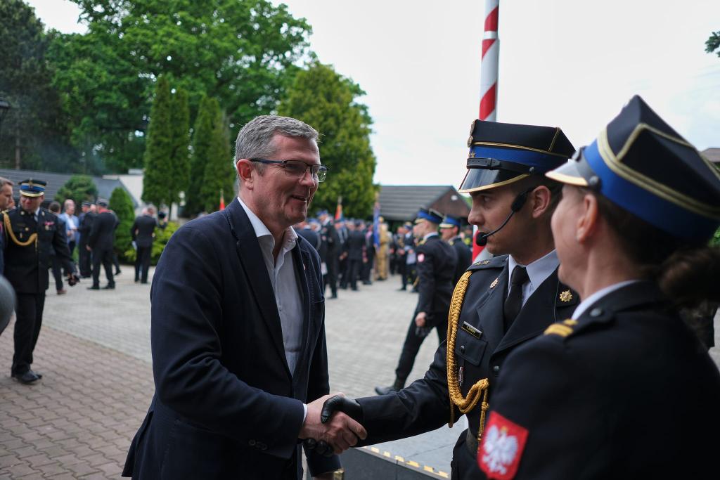 -To Wy, strażacy, cieszycie się w 🇵🇱 najwyższym zaufaniem. To Wy jesteście najbliżej ludzi i ich ratujecie. Rzeczpospolita Wam za to dziękuje! -mówiłem do setek strażaków na poznańskim Powiatowym Dniu Strażaka Dziękuję staroście J. Grabkowskiemu i wiceprez. @MariuszWisniews 🤝