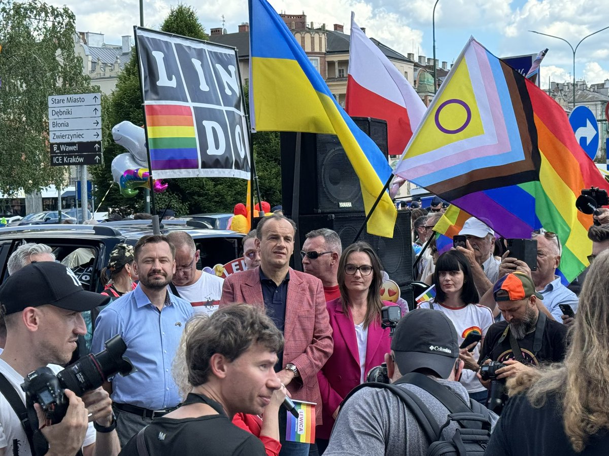 Parada Równości w Krakowie po raz pierwszy z udziałem Prezydenta Krakowa @aleksandermiszalski ❤️🩵🧡🩶💚💙