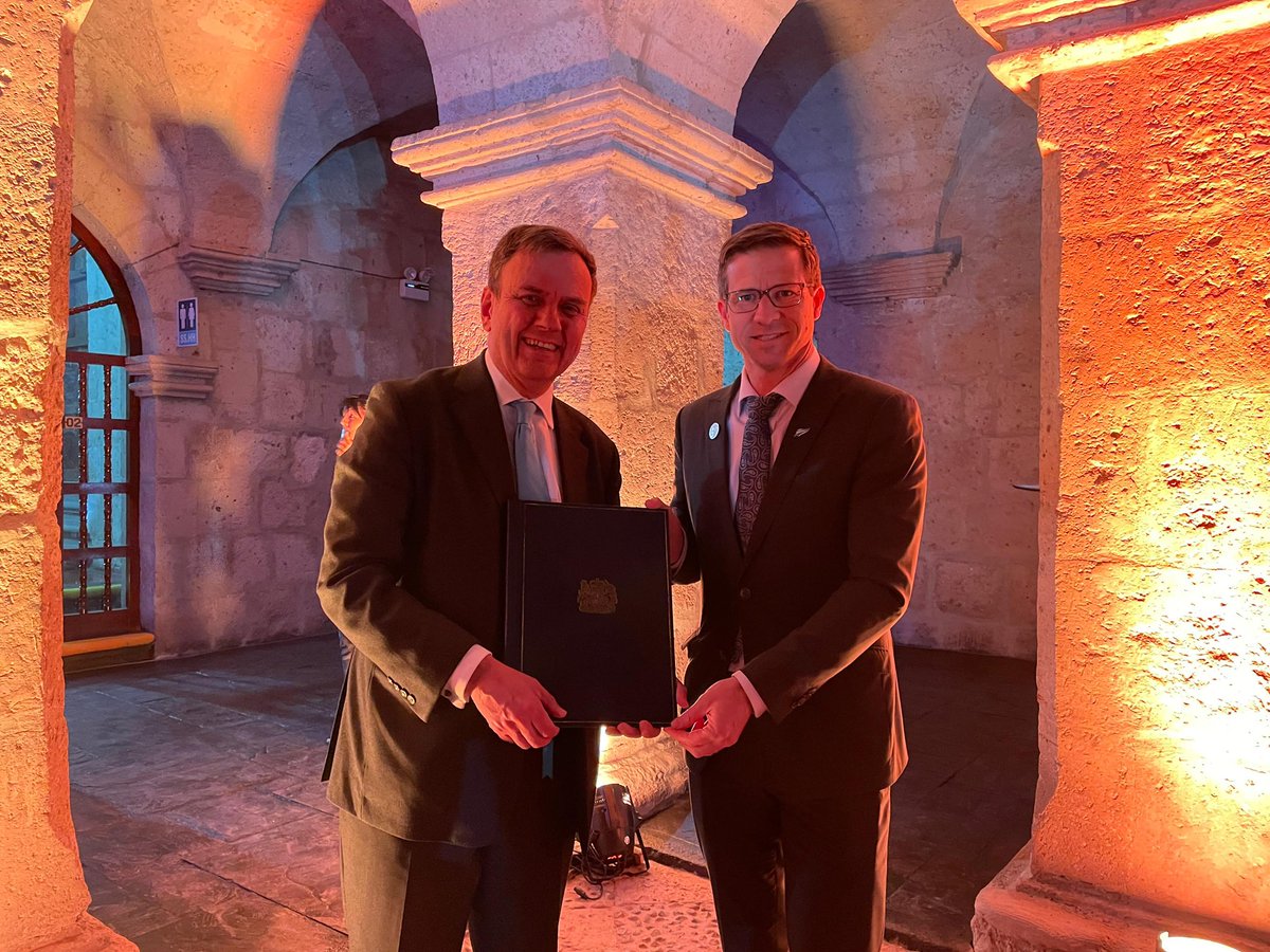 Handing in the ratification document of the UK 🇬🇧 terms of accession to #CPTPP to New Zealand 🇳🇿 Minister @ChrisPenknz in Arequipa 🇵🇪. A significant milestone on UK accession entering into force later this year. Thank you also 🇯🇵 🇸🇬 and 🇨🇱 for ratifying UK accession too.