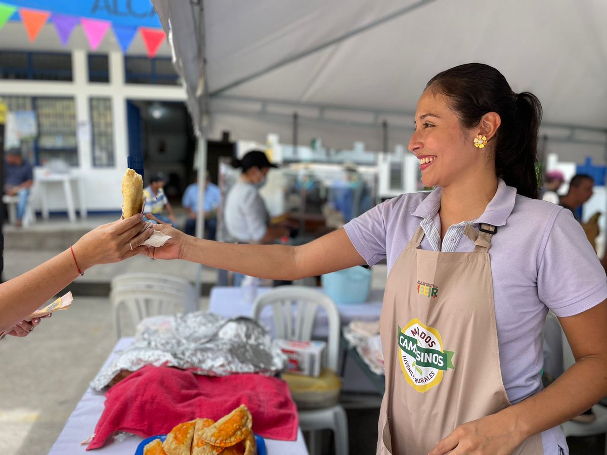 ADR_Colombia's tweet photo. “Nosotros desde la @AicsBogota estamos haciendo inversiones en el campo colombiano porque estamos seguros que esto ayuda a mejorar los procesos de paz y del campo. Por eso seguiremos trabajando con los jóvenes rurales en estos mercados campesinos”, Roberto Simoncelli, @AicsBogota https://t.co/w4YoM5hwof