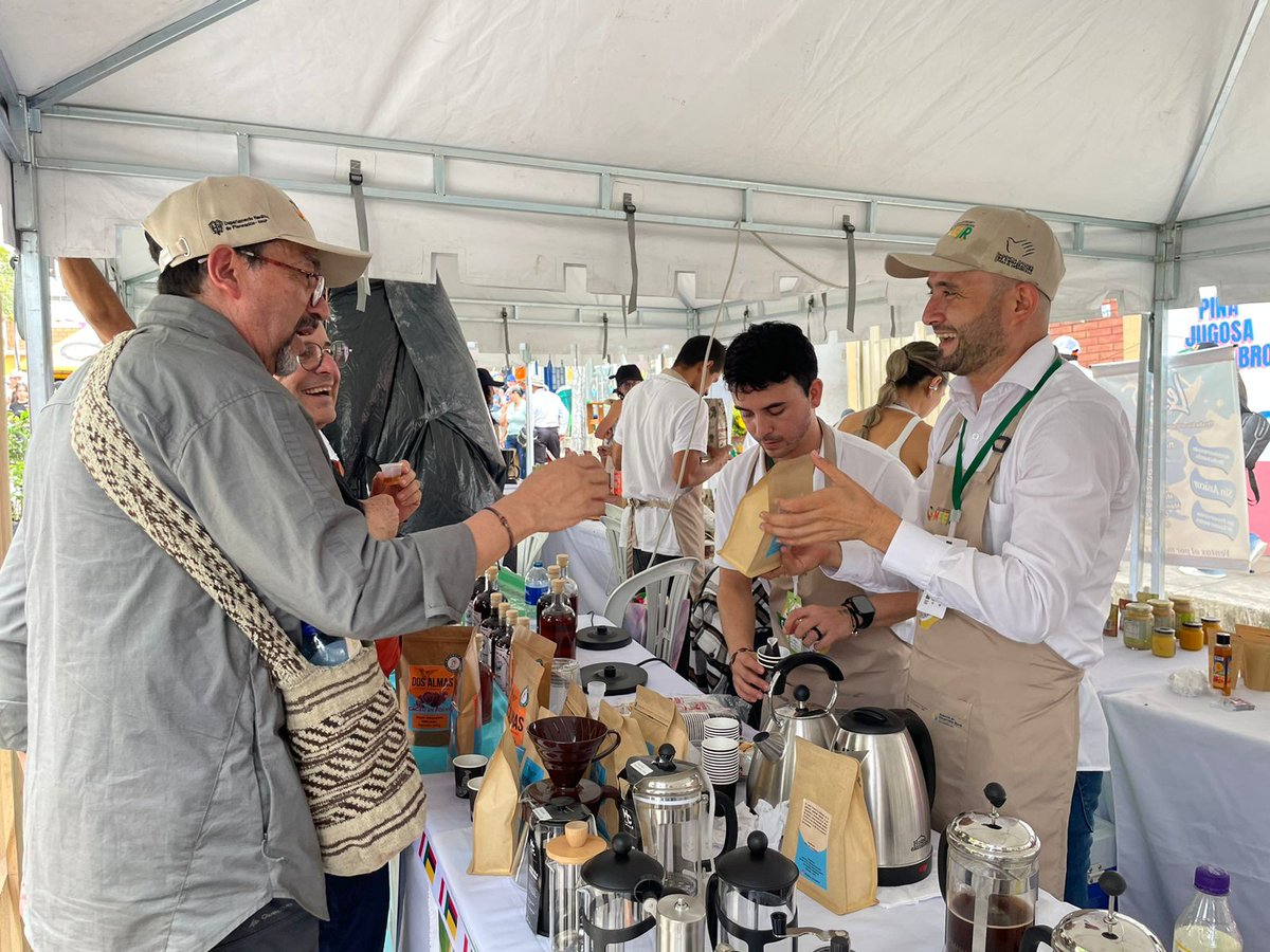 ADR_Colombia's tweet photo. “Nosotros desde la @AicsBogota estamos haciendo inversiones en el campo colombiano porque estamos seguros que esto ayuda a mejorar los procesos de paz y del campo. Por eso seguiremos trabajando con los jóvenes rurales en estos mercados campesinos”, Roberto Simoncelli, @AicsBogota https://t.co/w4YoM5hwof