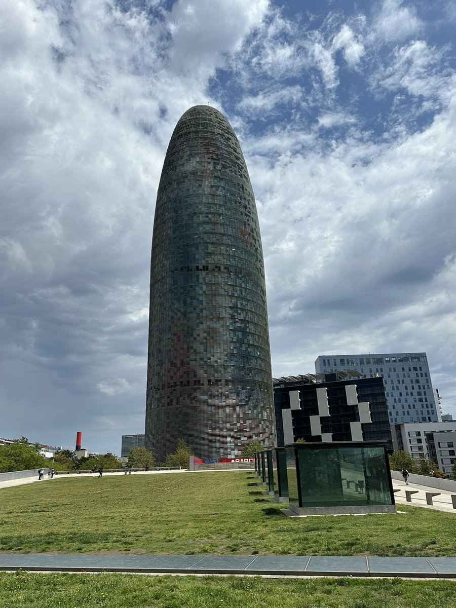 Andres271017's tweet photo. My City 😎😜👍
#Bcn #Bilding #TorreAgbar https://t.co/RWE9Hz4J2m