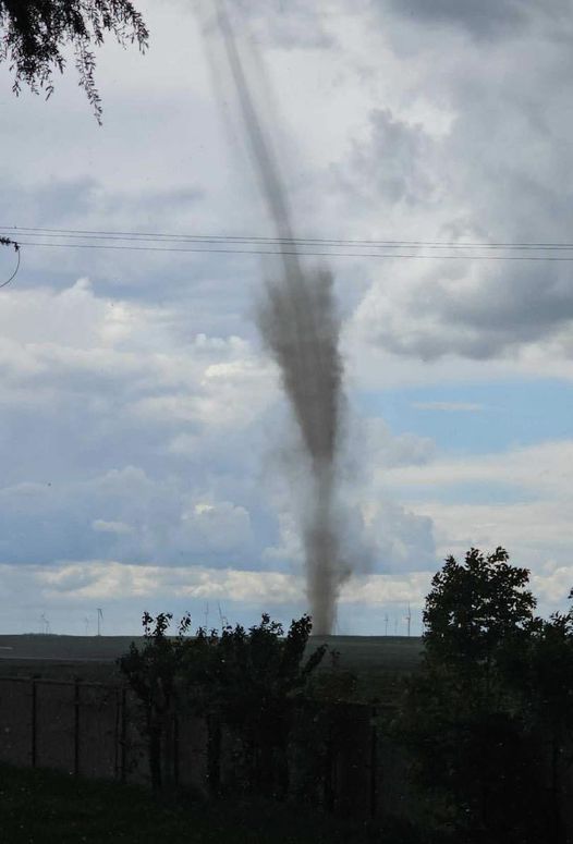 Une #tornade de type "#landspout" a été observée cet après-midi en Eure-et-Loir (28) entre Orgères-en-Beauce et Loigny-la-Bataille. Images respectives de Frederic Boutin et Aurore Berthault.