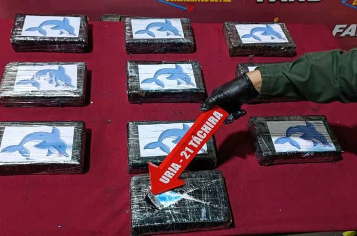 GnbGaranteDePaz's tweet photo. La FANB en el PAC La Pedrera, en el estado Táchira, capturó a dos ciudadanos a quienes se les incautó 10 envoltorios de cocaína, con un peso de 10,700 Kg, ocultos de manera doble fondo en ambos estribos de un vehículo tipo sedan. A/O del Ministerio Público. https://t.co/VGfrsEOVJX