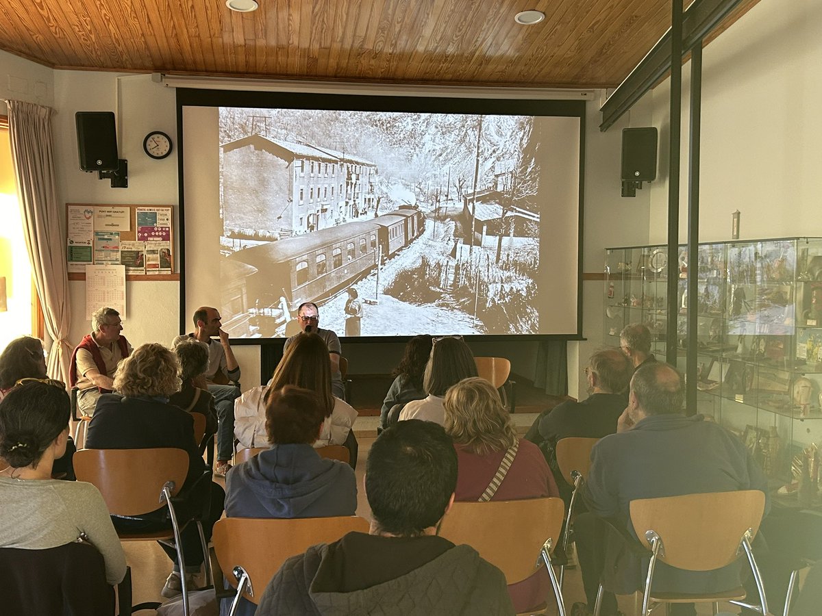 Un plaer presentar avui a #Vilada ‘la Catalunya emergida’ del @jjpinatella, l’@opalaujust i el JM Montaner. Un gust de llibre per a posar sobre la taula la història de l’últim segle d’aquest país, emergida amb la sequera. Trens, pobles, cementiris, fang i la besàvia de Messi 👏🏻👏🏻