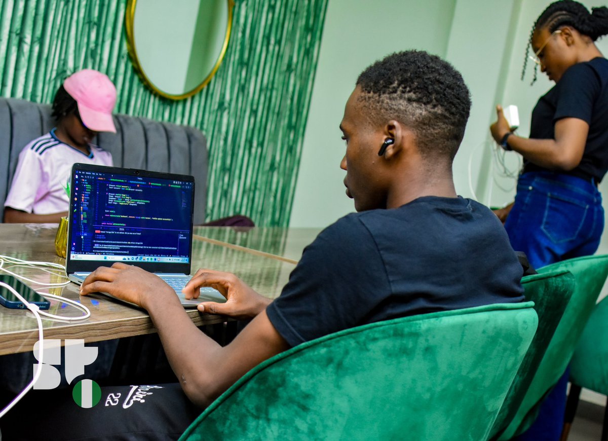 Just incase you haven’t noticed, the only thing @SuperteamNG loves to do is PREMIUM. Just a sneak peak of our @solana Developer’s Workshop today in the city of Asaba. Safe to say, this is the first Web3 Dev workshop in the city. We learnt how to fix some bugs today!