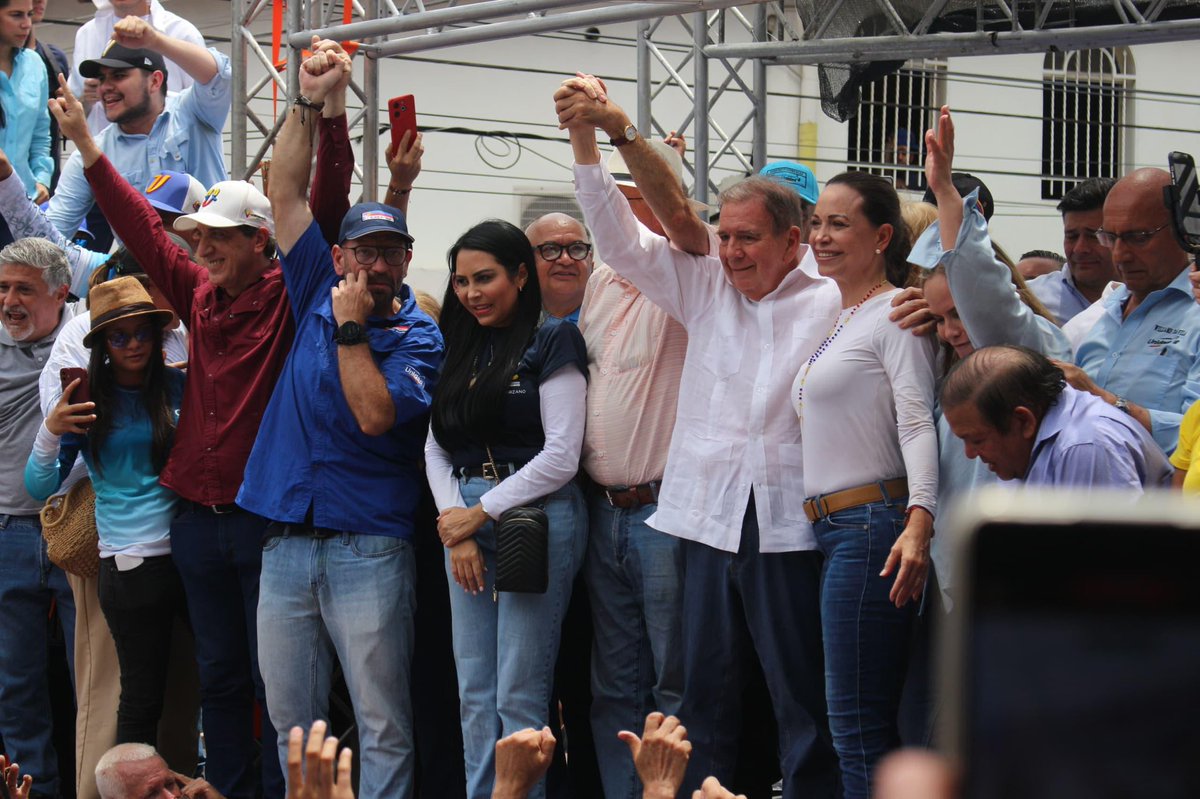 Quiero agradecer y reconocer a todos los líderes de la Unidad y a todos los partidos, estamos aquí para luchar juntos por el país que merecen todos los venezolanos. Es vital la organización en cada comunidad, parroquia, municipio y región del país, ¡A prepararse para ser