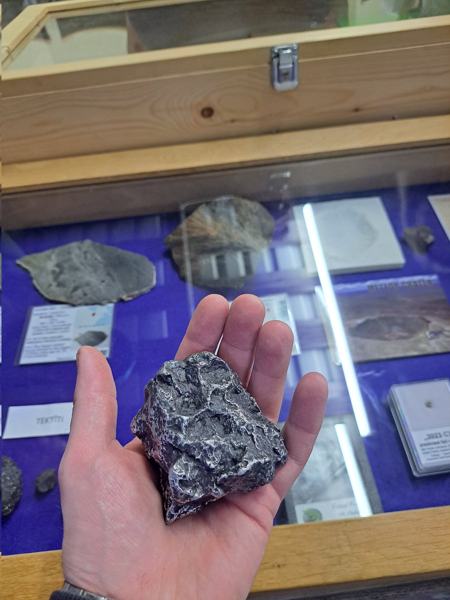EngizersE's tweet image. Patiesība ir tur ārā. Tik bieži nesanāk paņemt rokās gabaliņu ārpuszemes matērijas...  #muzejunakts #meteoritumuzejs