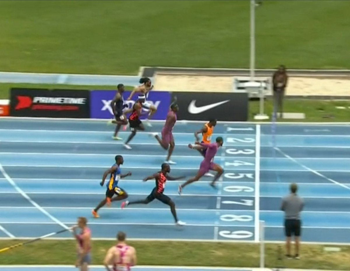 WOAH!!🤯

Kyree King 🇺🇸 beats Letsile Tebogo 🇧🇼 to win the men's 100m at the USATF LA Grand Prix in a time of 10.11s (+0.6).
He dipped over the line to beat the Motswana who ran 10.13s, while Aaron Brown 🇨🇦 was 3rd in 10.23s.
Ackeem Blake 🇯🇲 was disqualified for a false start.