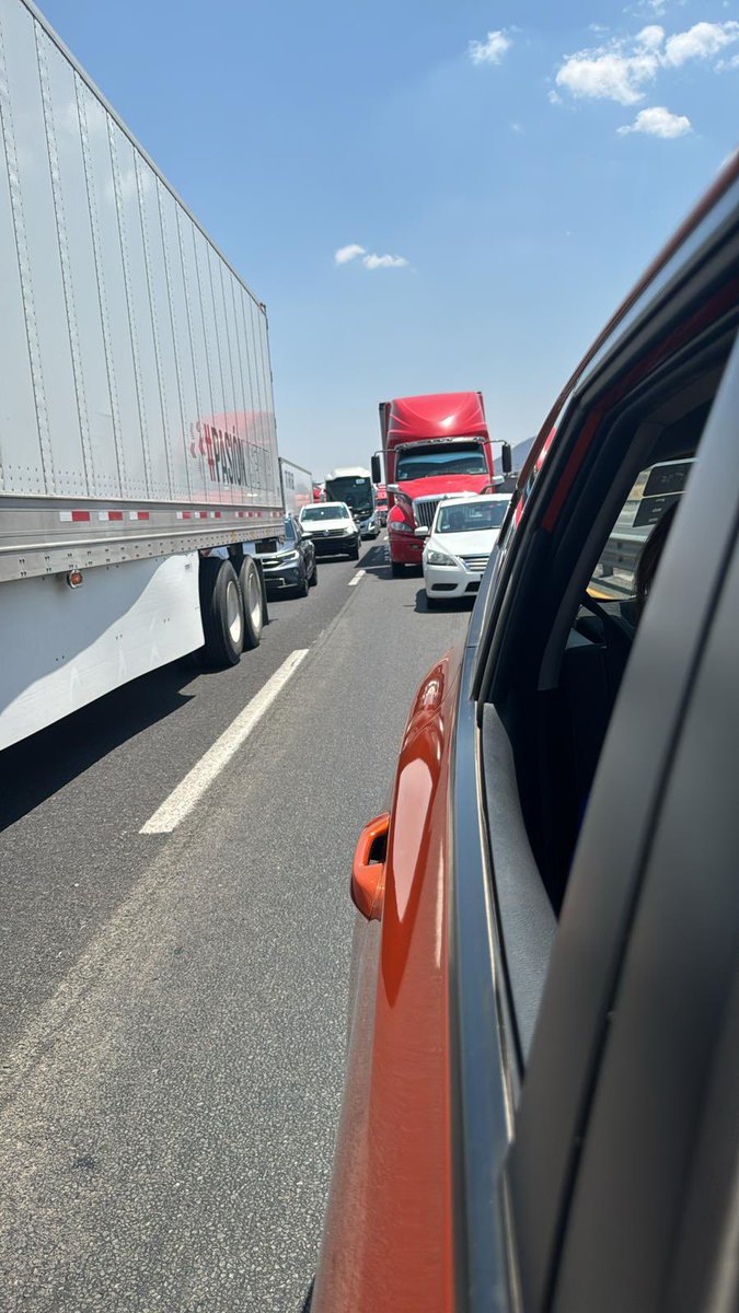 ⚠️#ReporteCiudadano, #TómeloEnCuenta Detenida la circulación 🤯 sobre la autopista 57 en dirección Qro-SLP, a la altura del Parque Industrial #Querétaro. Llevan al menos una hora detenidos, lo que provoca una larga fila de vehículos 🚗🚙. Al parecer se debe a un accidente.