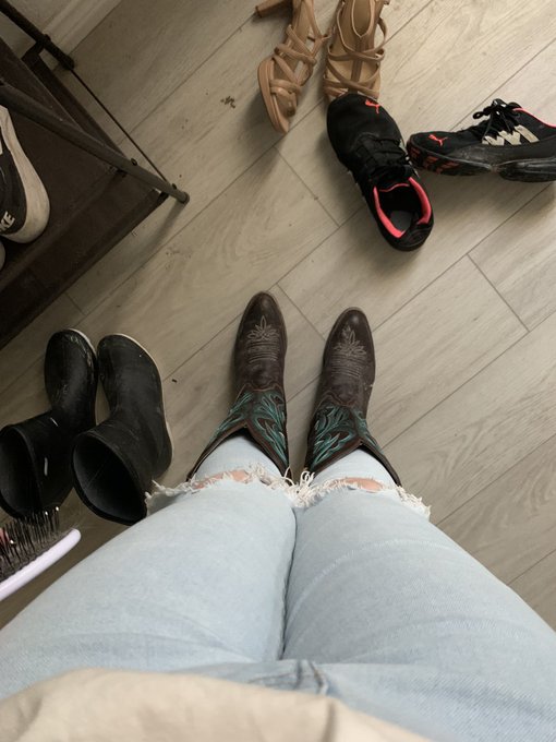 This feels&hellip; so wrong (I need to wear boots when I go into the chicken runs because there&rsquo;s this ONE BASTARD<a href="/tag/pussy"class="tags"><span>#pussy</span></a><a href="/tag/adult"class="tags"><span>#adult</span></a><a href="/tag/pee"class="tags"><span>#pee</span></a><a href="/tag/girlpee"class="tags"><span>#girlpee</span></a><a href="/tag/nsfwtwt"class="tags"><span>#nsfwtwt</span></a>