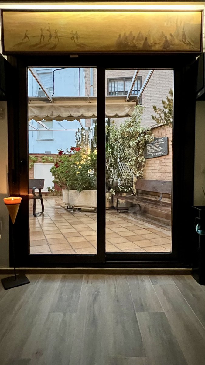 Desde la sala #encuentro de ⁦<a href="/sendamsde/">Senda msde</a>⁩ vista del #aulanaturaleza al caer la tarde🌳