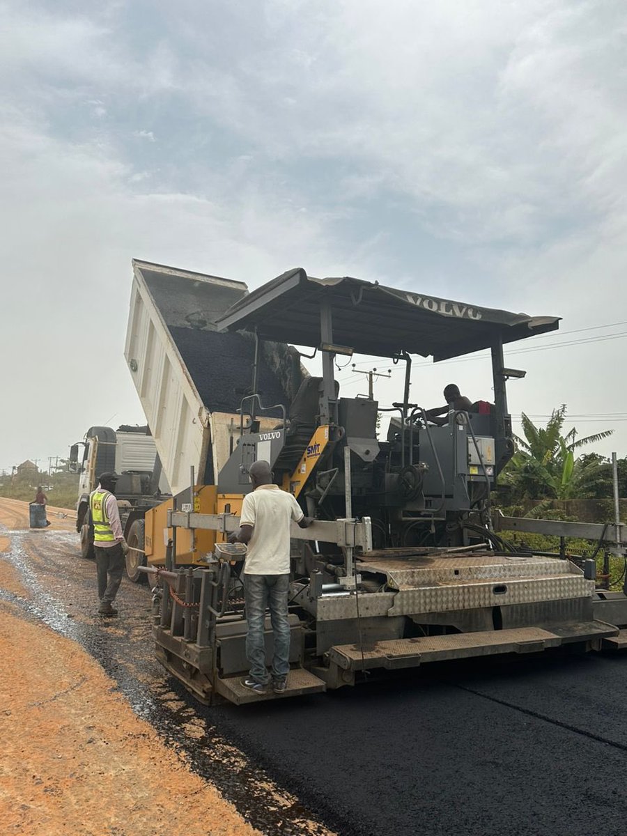 Engineers began laying asphalt today on sections of the 19-kilometer Atan-Lusada-Agbara Road in the Ado-Odo Ota Local Government Area. Under the leadership of Prince @DapoAbiodunCON, the @OGSG_Official will continue to ensure that our people have access to quality road