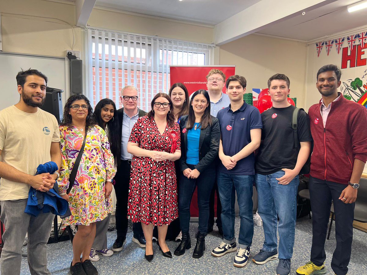 Wonderful meeting @lisanandy today, and chatting with our fantastic new mayor, @RichParkerLab, as we came to support @LeighIngham1 in her fight to be Labour’s next MP for Stafford! Great to see @WestmidsYL team as well, for a really positive doorknocking session! 🌹 #VoteLabour