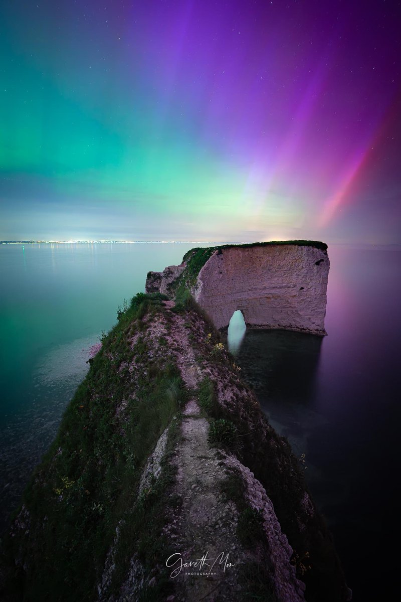 The strongest aurora in 20 years! ✨ 

Old harry Rocks Dorset 🇬🇧 

#AuroraBorealis #Aurora
