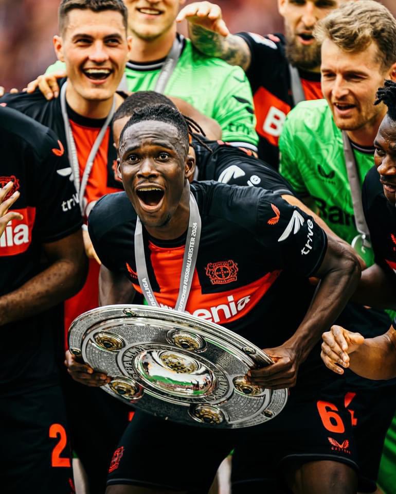 Le Bayer Leverkusen fête le premier titre de son Histoire après une saison invaincue en Bundesliga. 🏆❤️🖤
@OdilonKossounou 🇨🇮 Champion d’Afrique invaincu en Allemagne.

#kossounou #Odilon #Afcon #champion #Bundesliga #Bayer #Leverkusen #Choplife