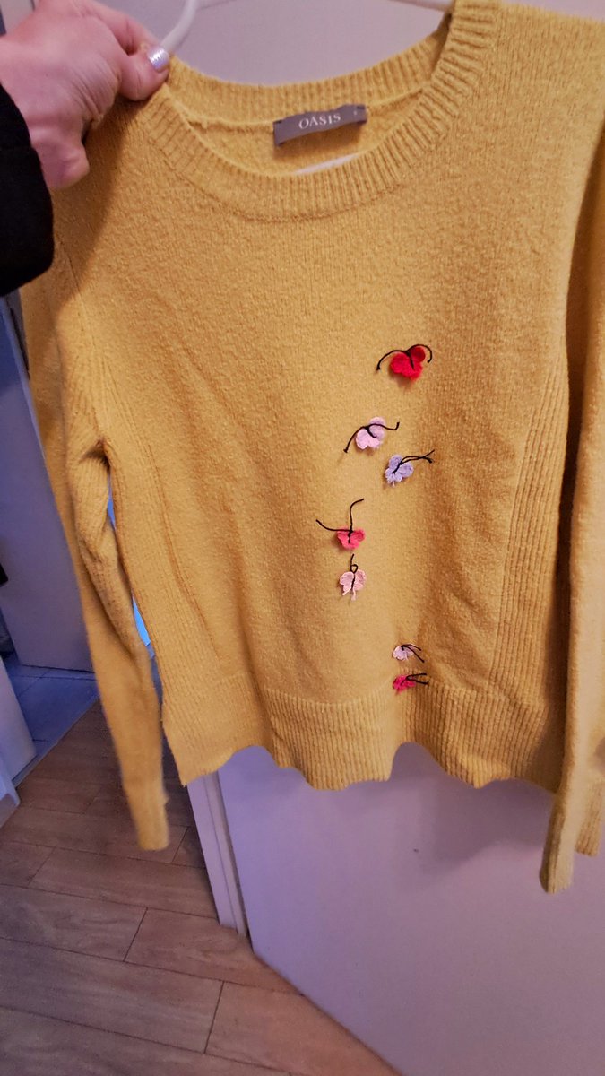 Tenis este sweater liso y se me ocurrió conseguir unas mariposas tejidas para ponerle así a lo cayual.