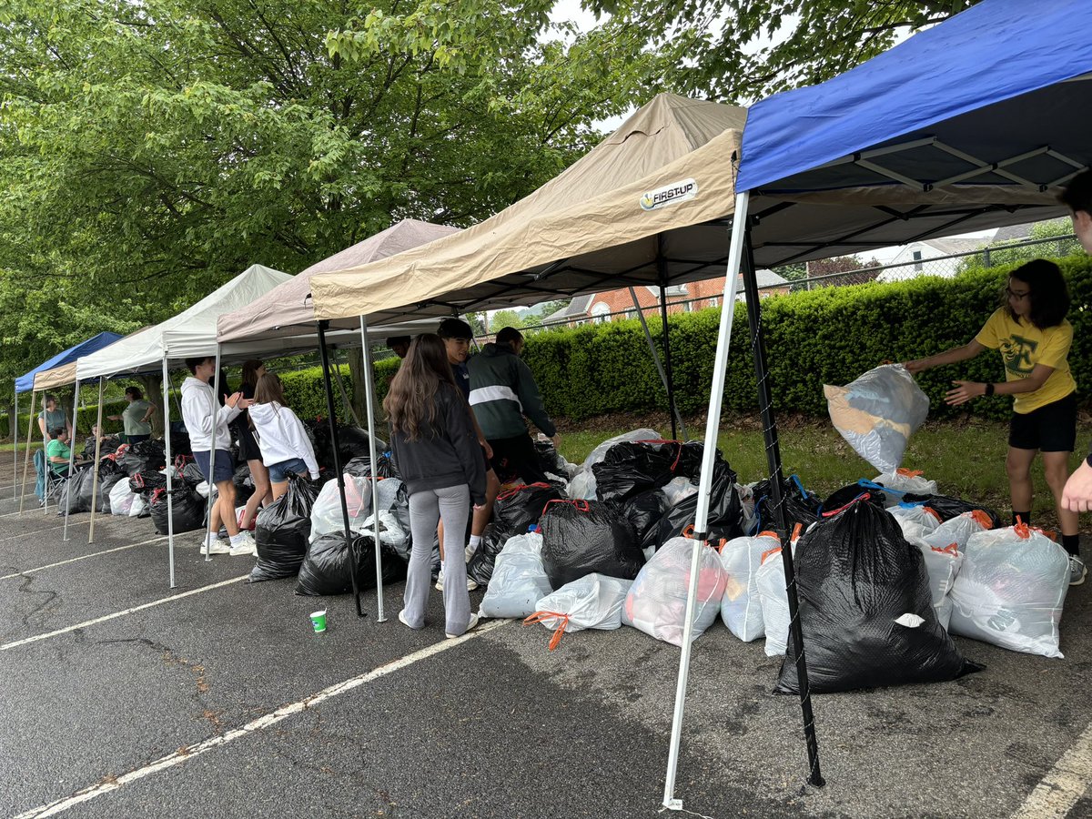 Thank you to our EHS Track & Field volunteers helping at the Stuff the Truck event! We had 2 other volunteers at the LVRR kids race this morning leading the kids races, dressed as Superwoman and Elsa!!! 💪🏻Thank u Caroline and Ava!!! “If you want to change the world….” 🐝