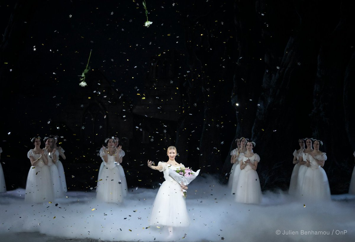 #AdieuxEtoile La danseuse Étoile Myriam Ould-Braham a fait ses adieux à la scène ce soir au Palais Garnier, à l'issue du ballet #Giselle de Jean Coralli et Jules Perrot dans lequel elle dansait le rôle-titre. Un moment riche en émotions. ❤️ bit.ly/4apIaNZ