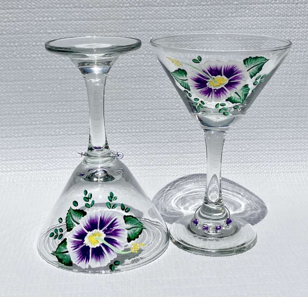 Martini time etsy.com/listing/123984… #martiniglasses #cocktailglasses #paintedglasses #SMILEtt23 #CraftBizParty #giftsforher #etsy #etsyfavorites