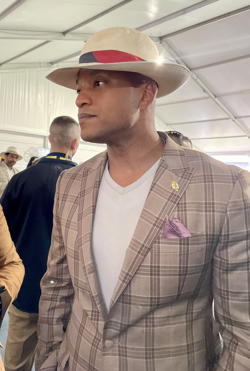 Here’s a @GovWesMoore Preakness fit check: Brown dress pants, brown/beige plaid sport coat over a light gray/blue T-shirt, hat with ribbon in Maryland flag colors. Brown is a smart move with the rain and mud today.
