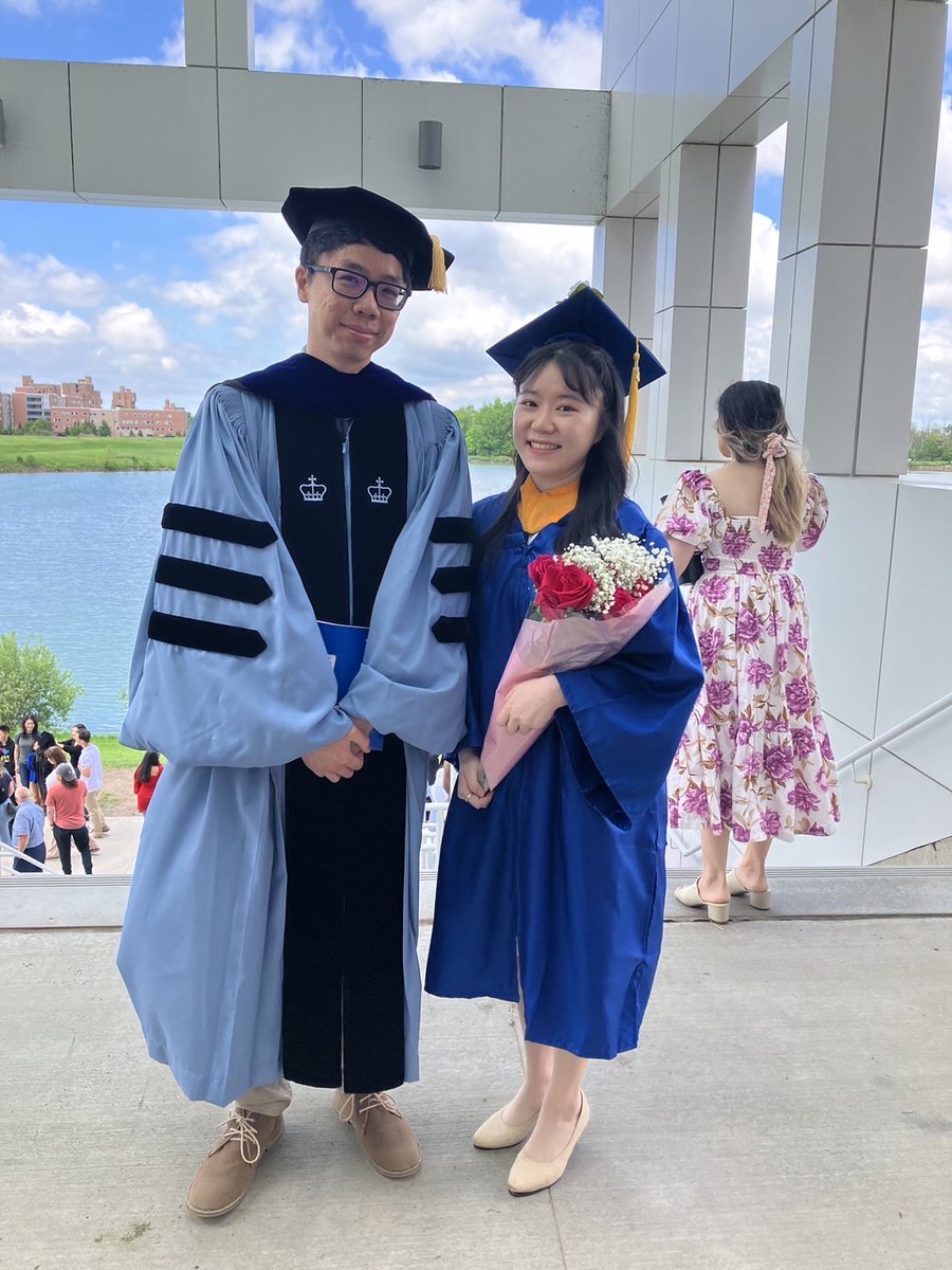 sima_lao's tweet image. Congratulations to our @UBuffalo #SPPS Class of 2024 and our own Zoey receiving her BS degree!