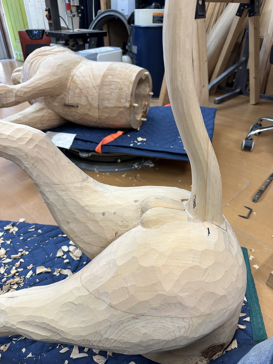 今回出品の獅子🦁はオール木曽檜の寄木造り。約19本の檜を寄せて造っています。仏像彫刻の技法そのまま、内刳りをして仕上げるギリギリまでバラバラの状態で造っていきます。
展示は20日まで。

takashimaya.co.jp/nihombashi/dep…

#彫刻 #sculpture #木彫 #woodcarving #contemporaryart